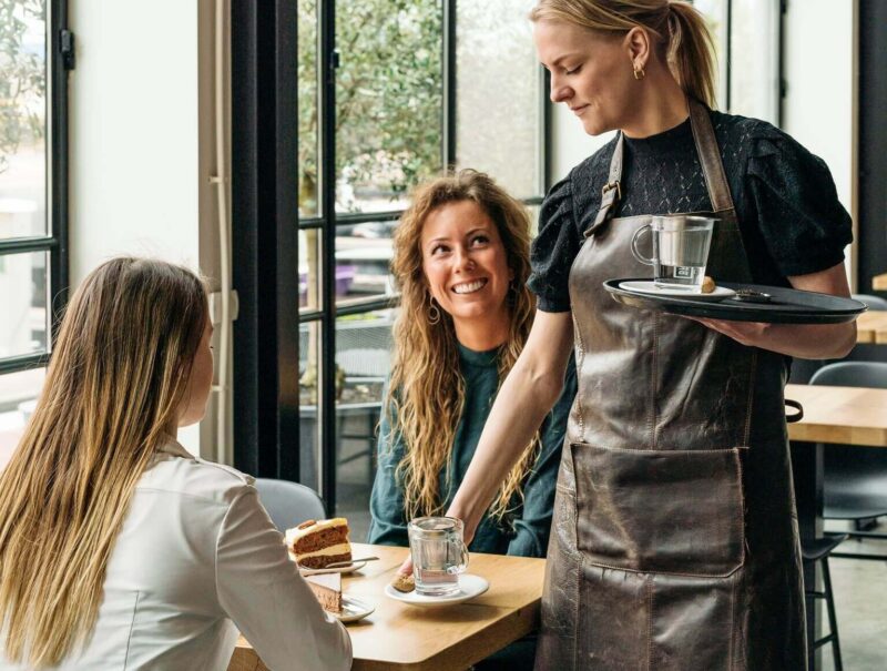 Catering Tee servieren