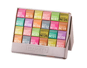 Bradley's Piraminis Assortment Box mit 30 pyramidenförmigen Teebeuteln in farbenfrohen Miniboxen.